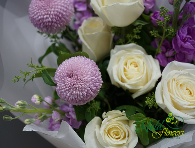 Букет с белыми розами и маттиолой Фото